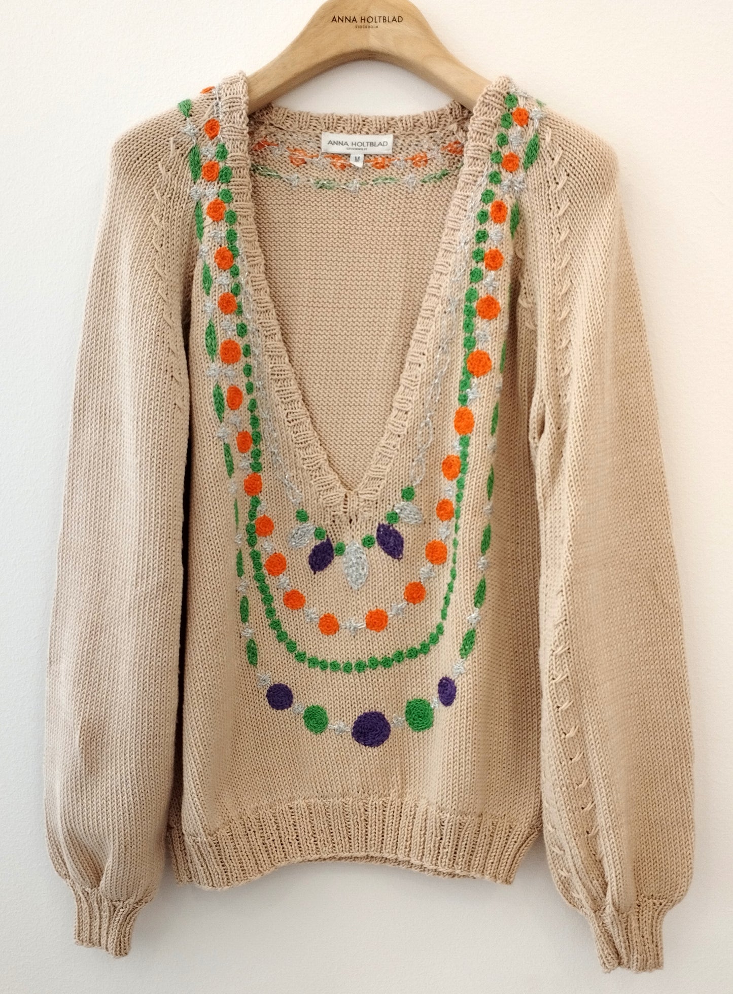 HANDKNITTED SWEATER WITH EMBROIDERY