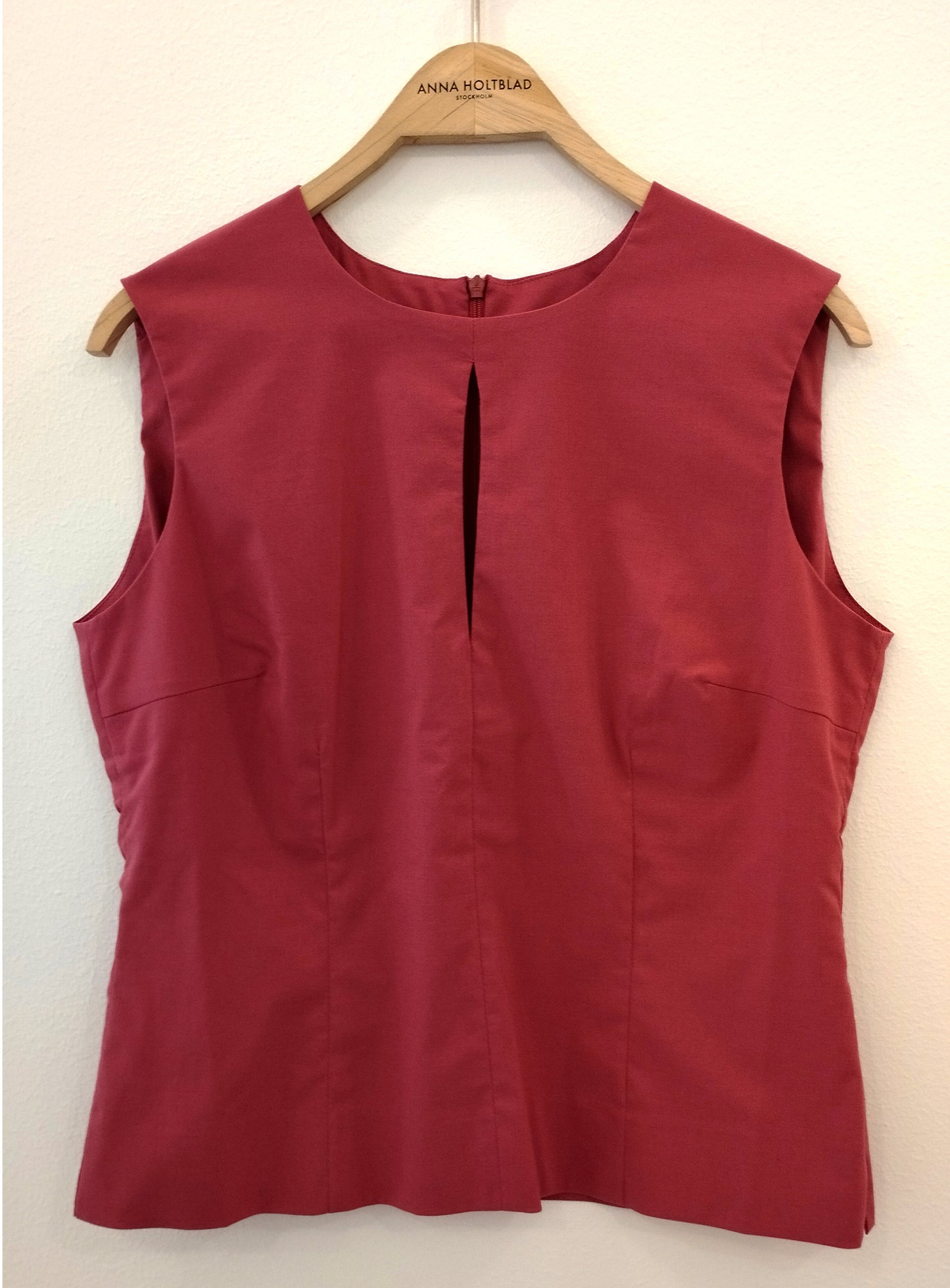 SLEEVELESS TOP
