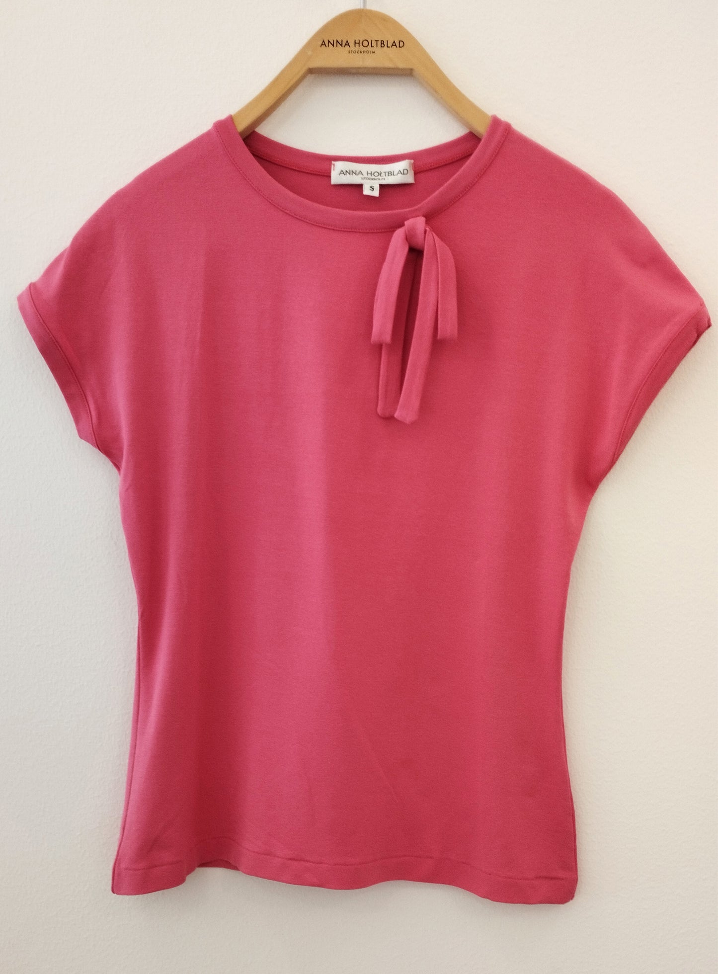 SHORT SLEEVED TOP WITH TIE BAND