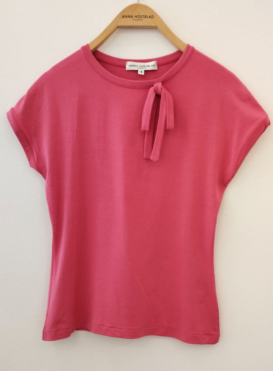 SHORT SLEEVED TOP WITH TIE BAND